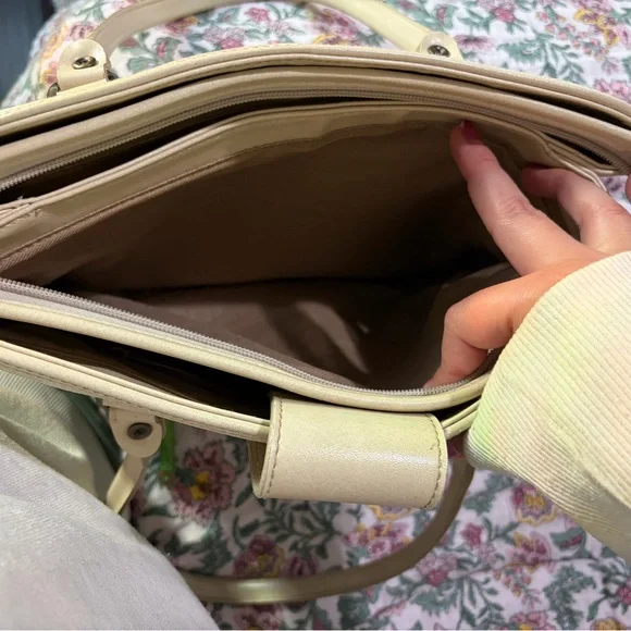 Chic Cream Paisley Tote Bag - Picture 5 of 13